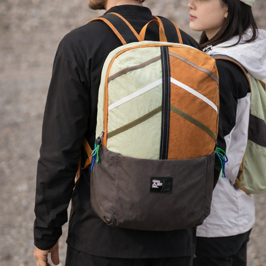 couple en montagne homme porte Sac a dos voyage edition ZenAutomne