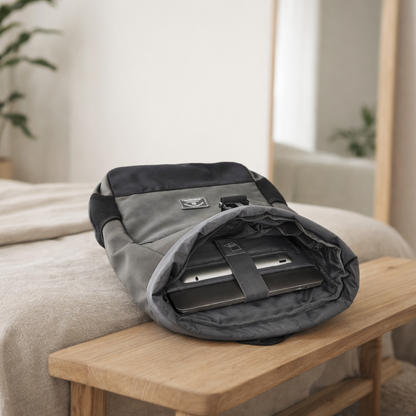 démonstration de protection ordinateur portable intérieur sac à dos dans chambre bien éclairée