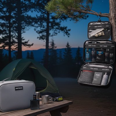 démontration de la grande trousse de toilette homme accrocher à un arbre