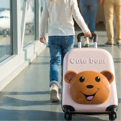 Départ de la petite aventurière avec ses parents et sa valise enfant rose avec petit ourson.