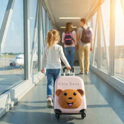 Départ en famille d’une petite aventurière avec sa valise pour fillette rose léger motif petit ourson.