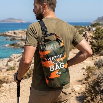 En Sicile, voyageur en randonne avec Sac étanche orange
