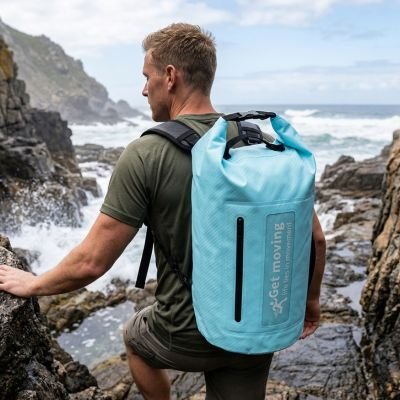 explorateur sur des rocher regarde les vague avec Sac à dos étanche