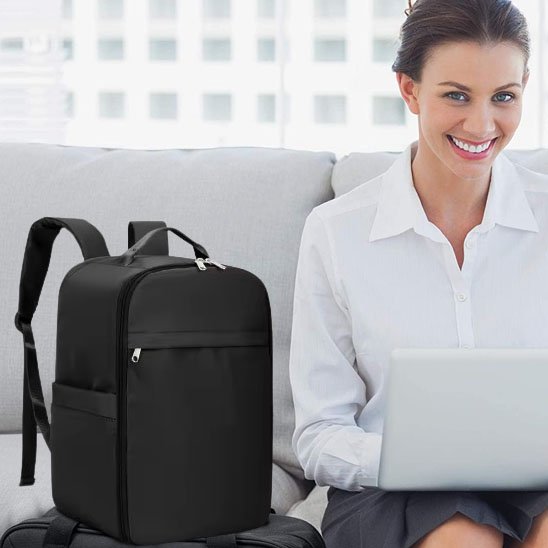 Femme à l'aéroport avec Sac à dos pour bagage cabine