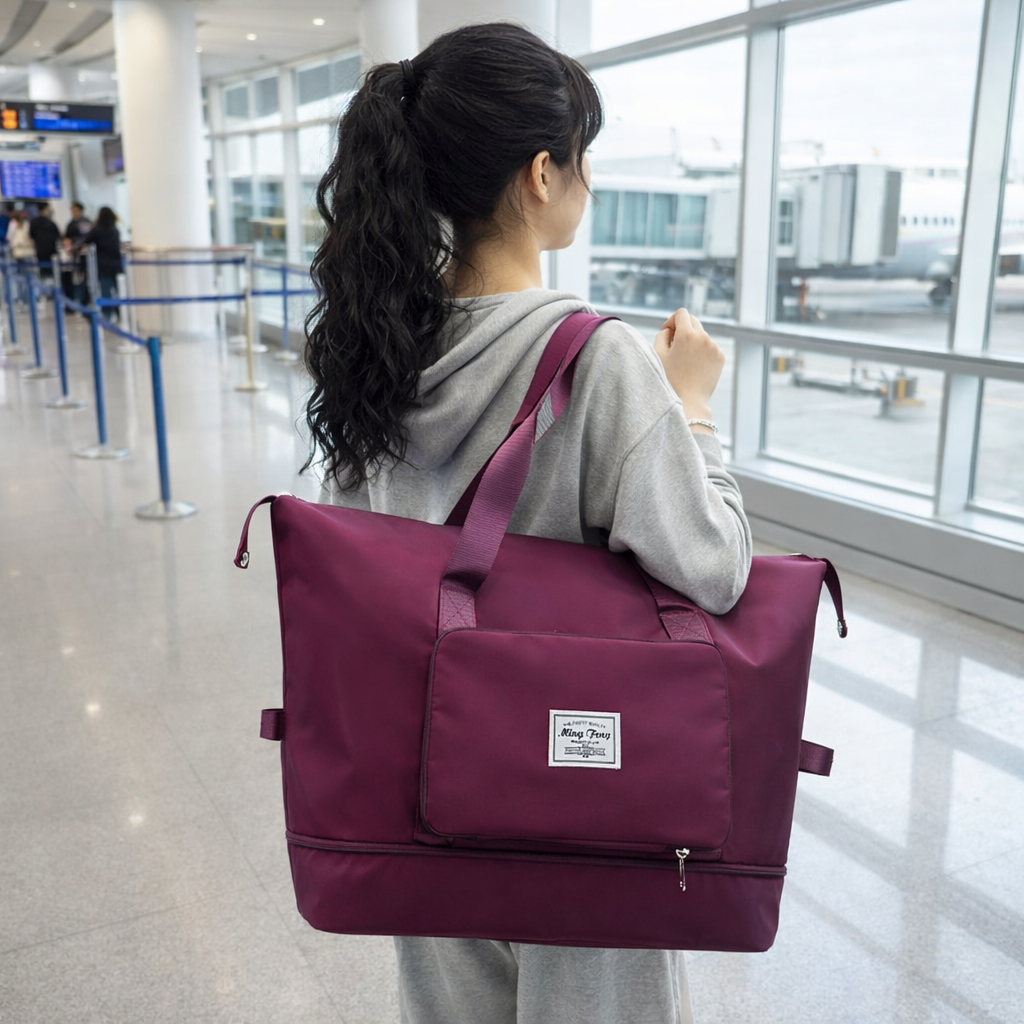 Femme à l’aéroport avec sac week end femme extensible pliable fuchsia près de la zone d’embarquement