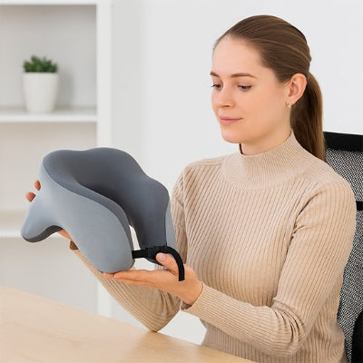Femme au bureau avec coussin de voyage avion Confort+