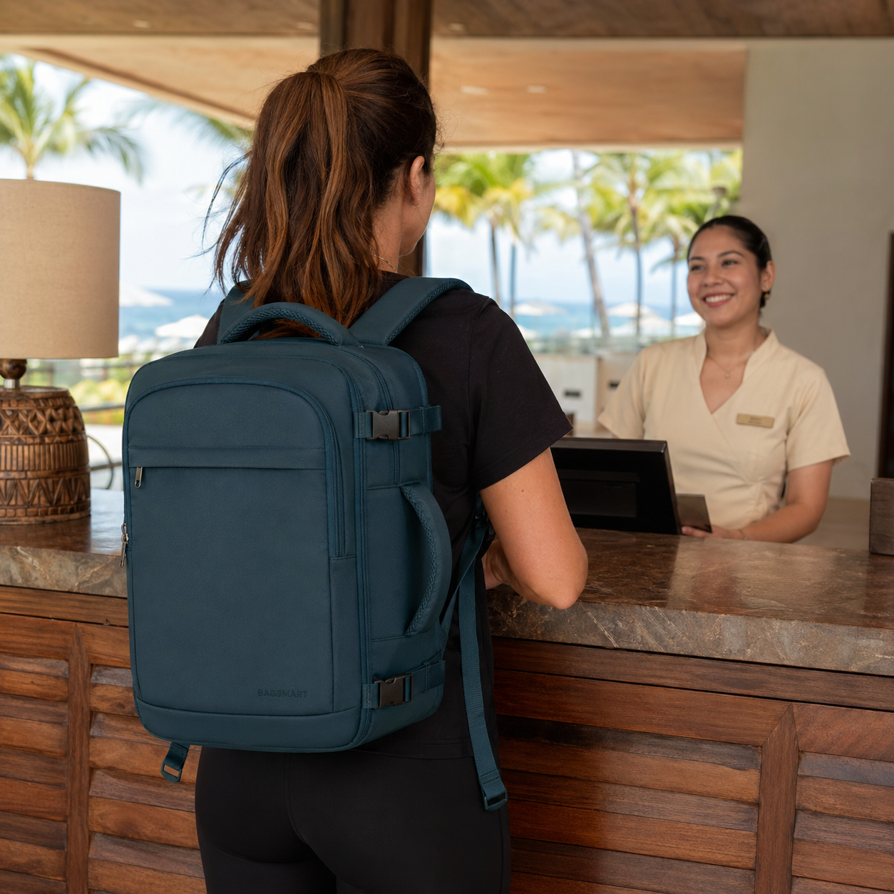Femme avec bagage pour cabine avion bleu à l’hôtel