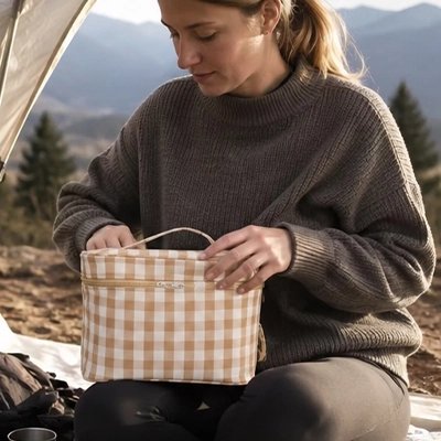 Femme avec Trousse de toilette femme Campagne Chic à carreau