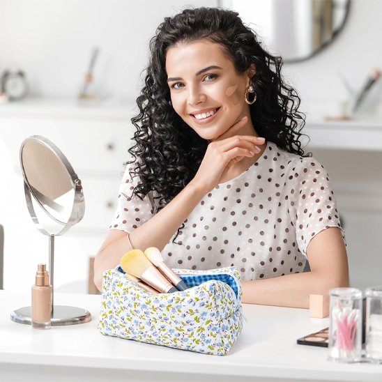 femme avec trousse maquillage élégante utilisée au quotidien pour une routine beauté organisée