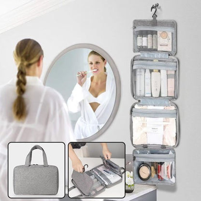 Femme dans le miroir se préparant pour le travail Trousse de toilette femme grise accrochée sur le mur