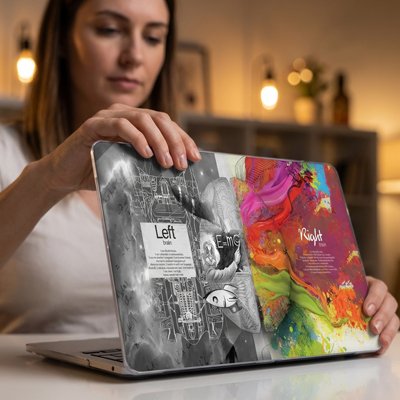 Femme dans un café au style bibliothèque rustique ouvre son pc couvert de la coque pour ordinateur portable 