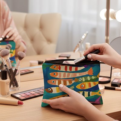 Femme déposant un pinceau dans une trousse à maquillage colorée