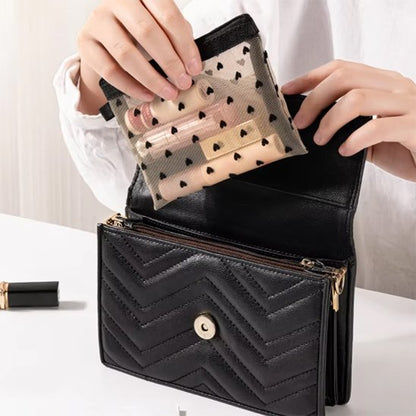 Femme déposant une petite pochette de maquillage dans une petite sacoche