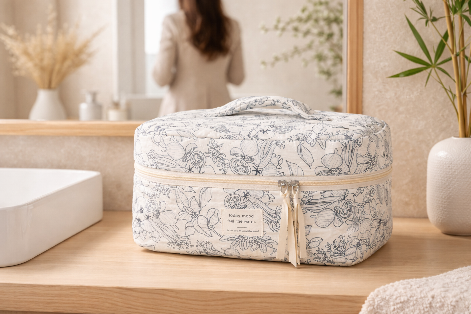 femme élégante se préparant pour le travail trousse de maquillage matelassée zen et élégante au premier plan dans une salle de bain