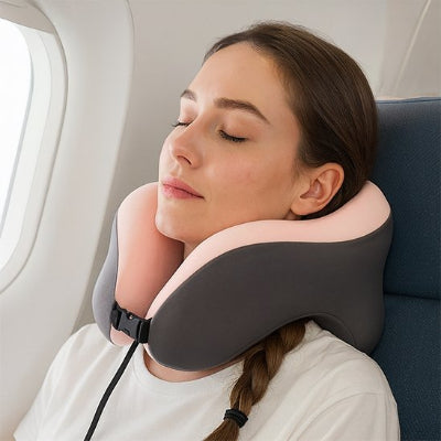 Femme en avion avec coussin de voyage avion Confort+