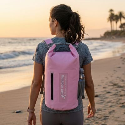 Femme en bord de mer avec Sac à dos étanche rose