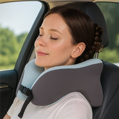 Femme en voiture avec coussin de voyage avion Confort+