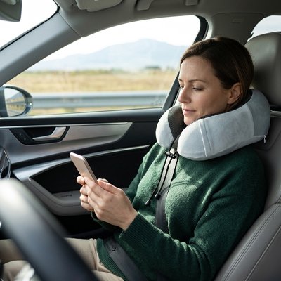 femme en voiture avec Oreiller voyage LuxeSoft