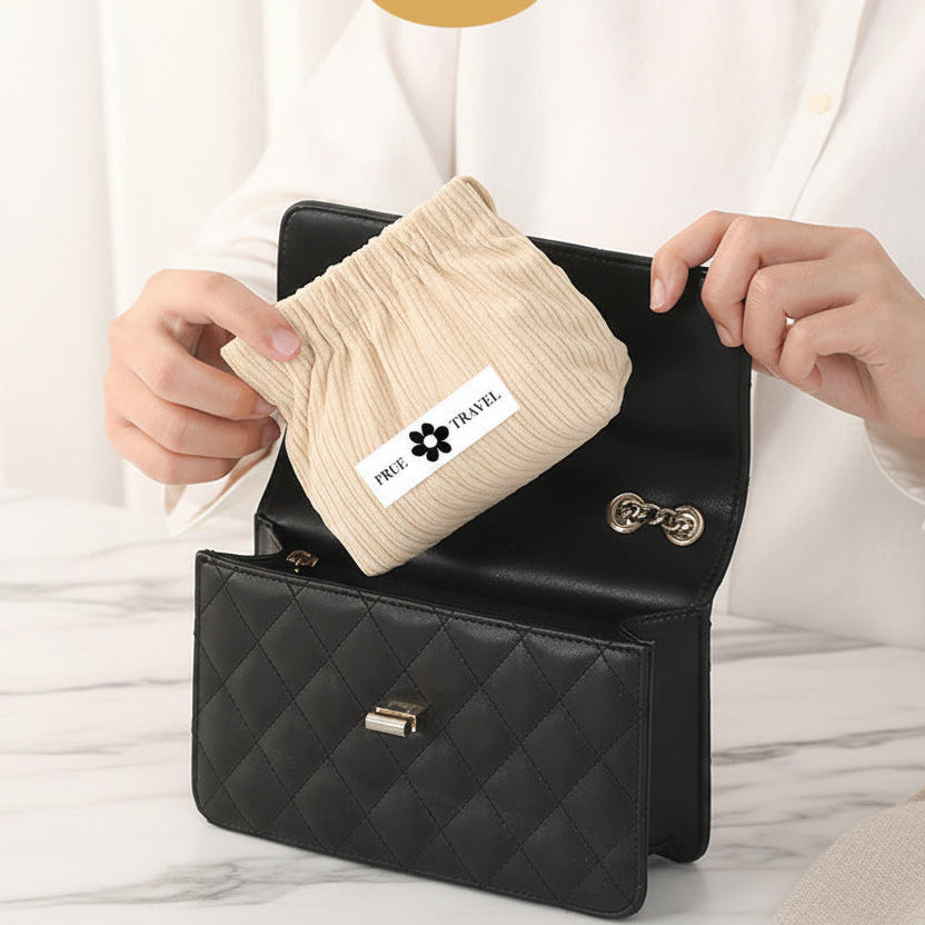 femme entre la trousse maquillage Minimaliste crème dans son petit sac à main