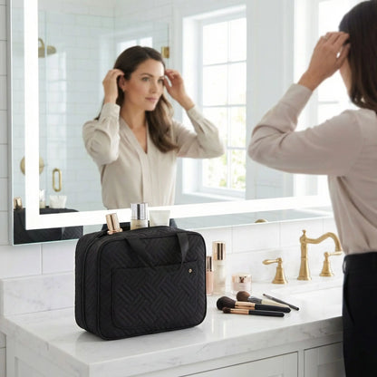 Trousse de toilette femme rétro noire, posée sur un meuble clair, style premium, idéale pour organiser maquillage et soins.