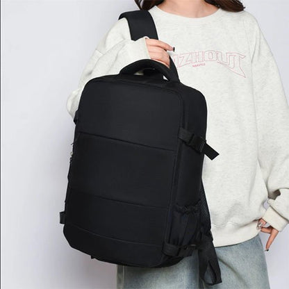 Femme porter par le devant présente le sac à dos de voyage noir pour démontrer sa capacité de rangement