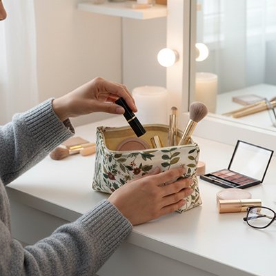 Femme prépare sa trousse maquillage style campagne sur sa maquilleuse