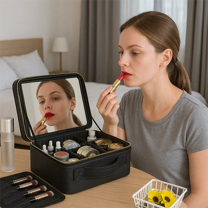 femme se maquille en se regardantdans le miroir Trousse maquillage noir