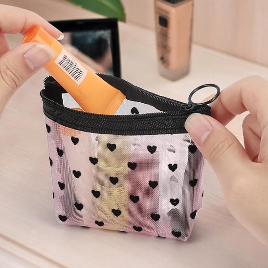 Femme utilisant une petite pochette de maquillage pour ranger son lipstick