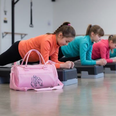 Fillette à la salle de sport avec Sac week end pour fille rose avec chaussures de ballet en imprimé