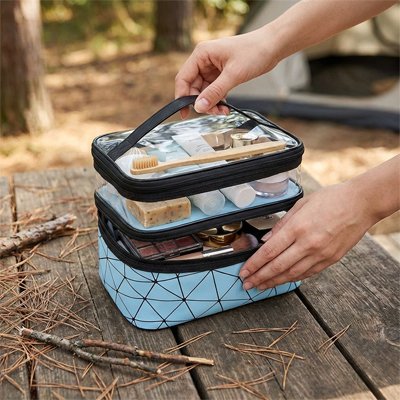 Grande trousse de toilette compartimentée ouverte, posée sur une table