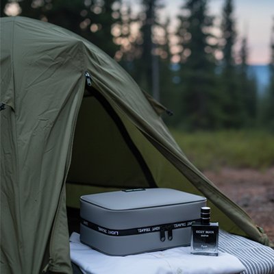 Grande Trousse de toilette homme grise prête pour le départ. tout est bien serré à sa place pour rien oublier