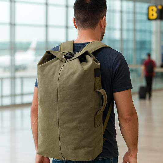 Homme aeroport de dos montre sac a dos de voyage nomade vert