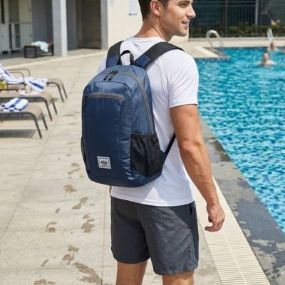 Homme au Club Med avec ses essentiels dans un sac à dos de voyage pliable