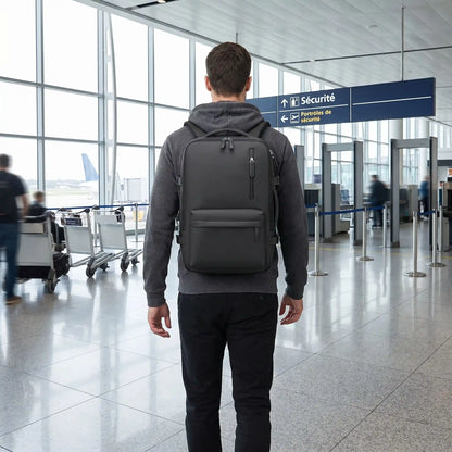Homme avec sac bagage cabine noir à l’aéroport