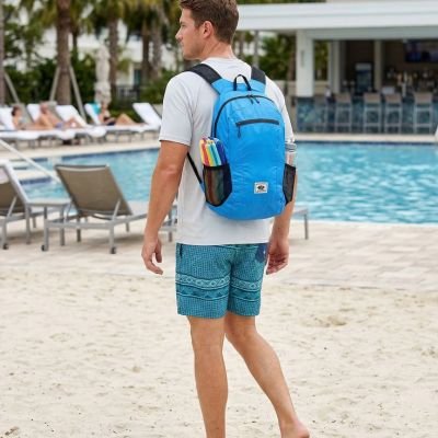 Homme avec Sac à dos voyage Pliable à la piscine