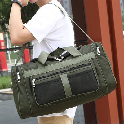 homme avec t-shrit blanc en mouvement dans la rue transporte le sac week end vert 