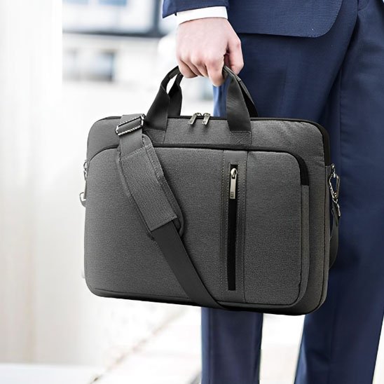 homme d'affaire avec pochette ordinateur grise matelassée