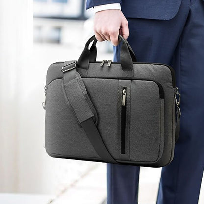 homme d'affaire avec pochette ordinateur grise matelassée