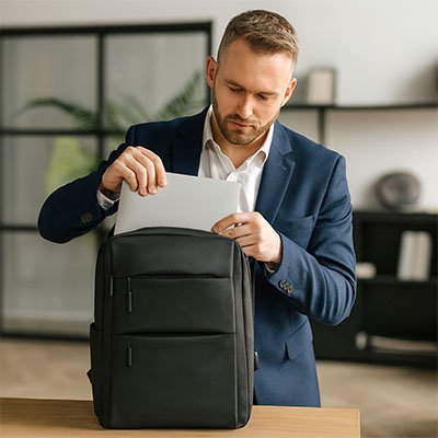homme dépose portable sac a dos voyage pour ordinateur ergonomique comfort noir