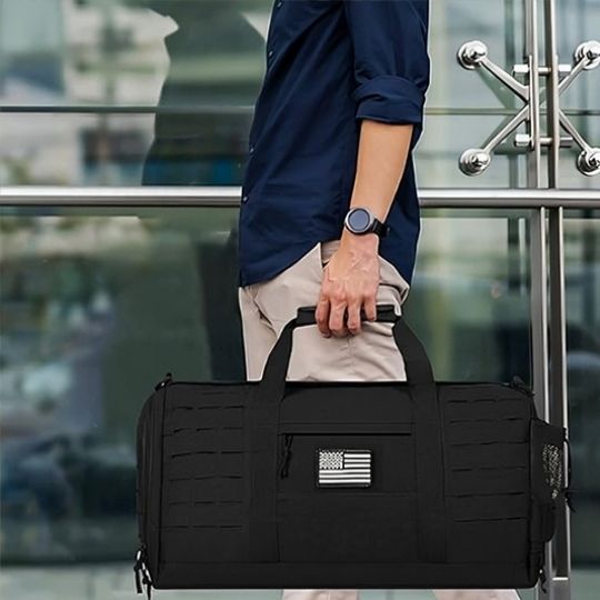 homme elegant tiens Sac voyage noir par les bretelle porte montre