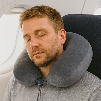 Homme en avion avec APPUI TETE VOYAGE AIRFLEX