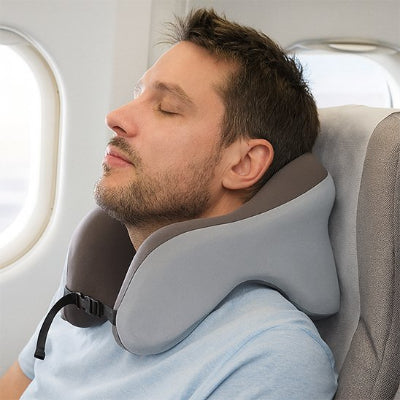 Homme en Avion avec coussin de voyage avion Confort+