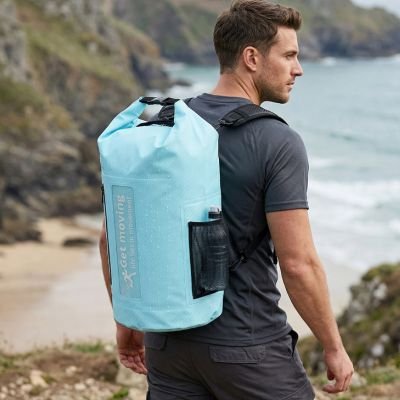 Homme en direction de la plage avec Sac à dos étanche