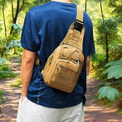 Homme en randonné avec petit sac bandoulière beige
