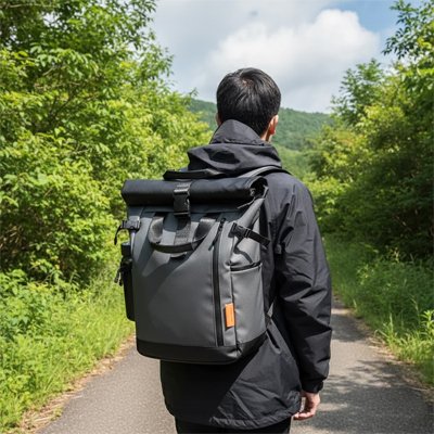 homme en randonnee bois Sac à dos voyage rollertop gis