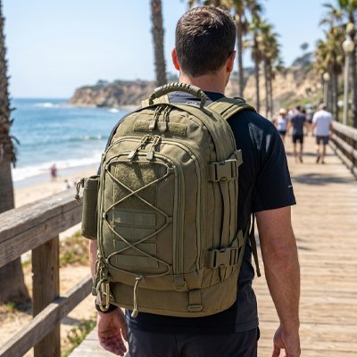 homme marche avec Sac à dos pour bagage cabine nomade flex vert 