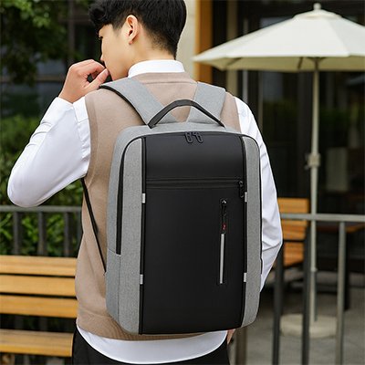 Homme marche Sac à dos ordinateur gris