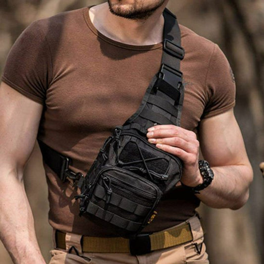 Homme porte petit sac bandoulière noir en excursion