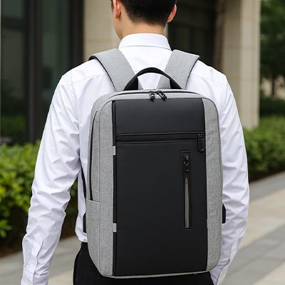 Homme porte un Sac à dos ordinateur portable  gris