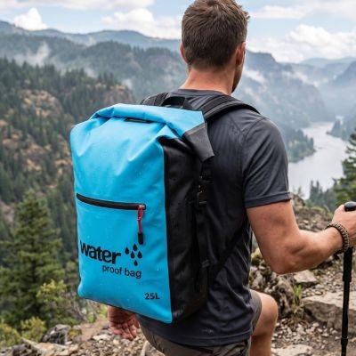 homme sur le haut d'une colline avec Sac à dos étanche bleu